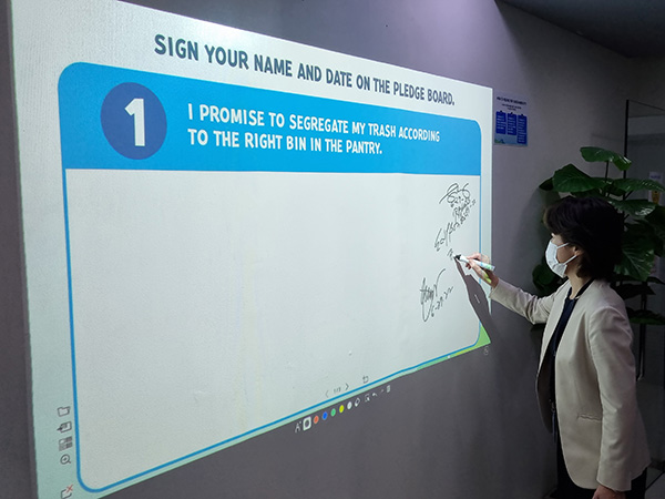 Epson Philippines President and Director Masako Kusama leads the signing of pledge for a sustainable lifestyle using Epson’s interactive projector.