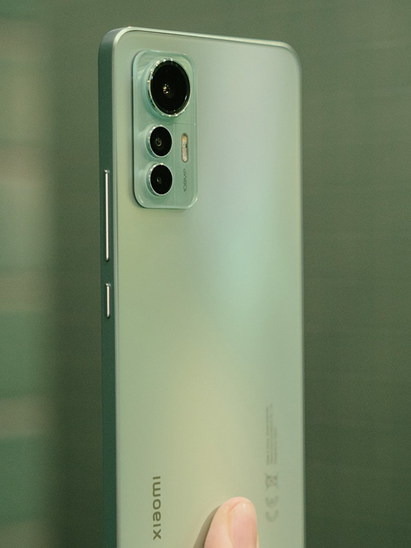 The Xiaomi 12 Lite in green.