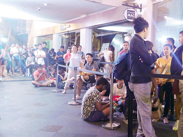 Official queue for the iPhone X during the midnight launch in 2017.