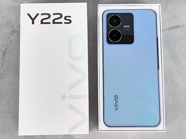 vivo Y22s in Summer Cyan color.