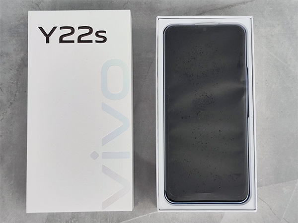 Opening the vivo Y22s box.