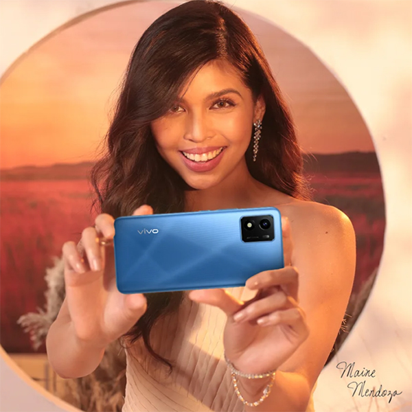 Maine Mendoza with the vivo Y01.