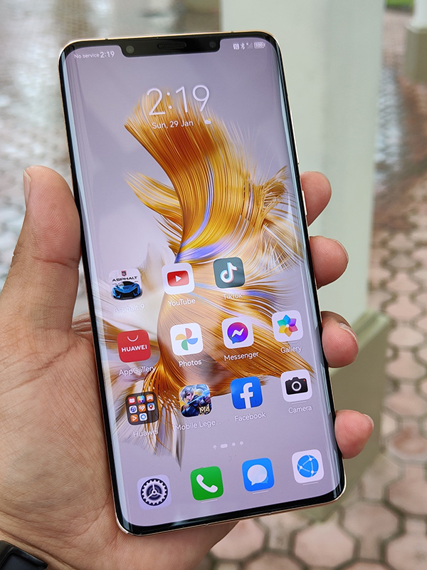 The 6.74-inch display of the Huawei Mate 50 Pro.