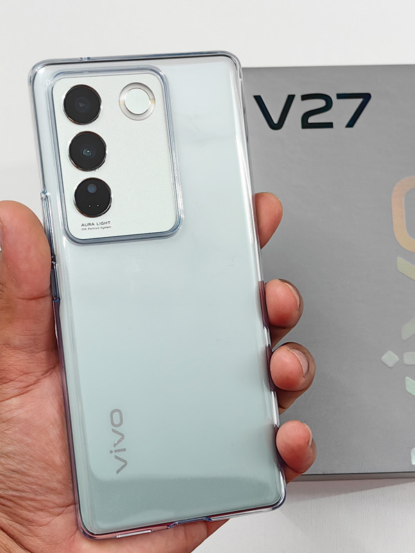 vivo V27 5G with phone case.