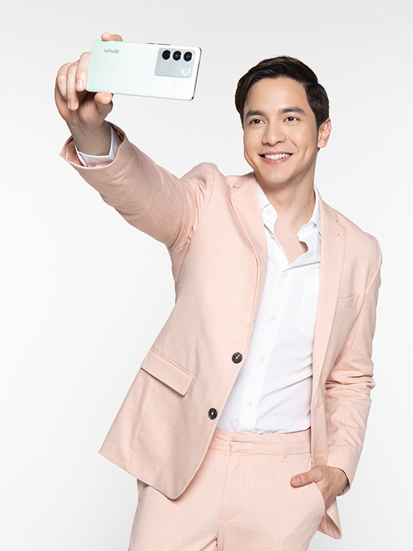 Alden Richards with the vivo V27 5G smartphone.