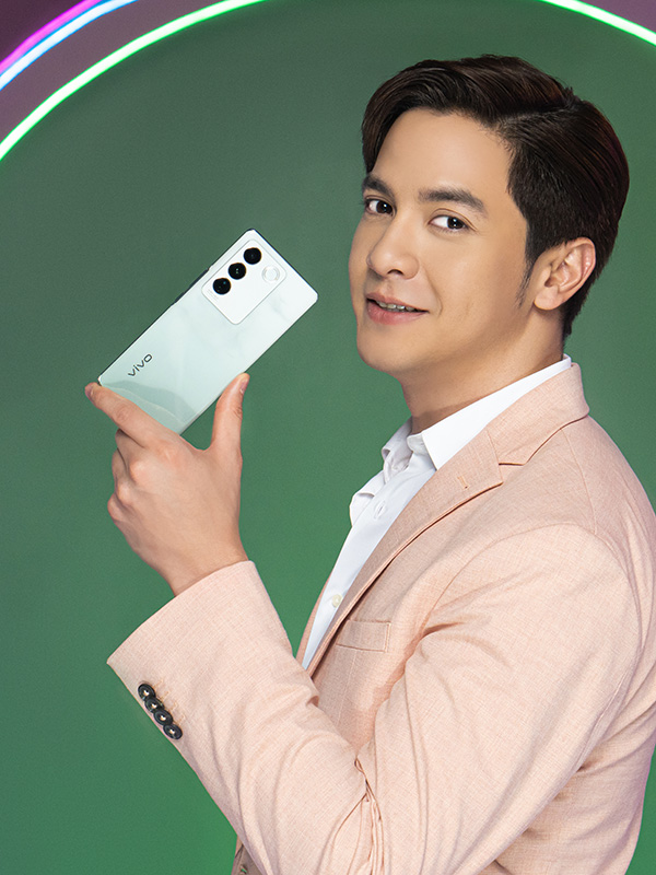 Alden Richards with the Aura Portrait Master.