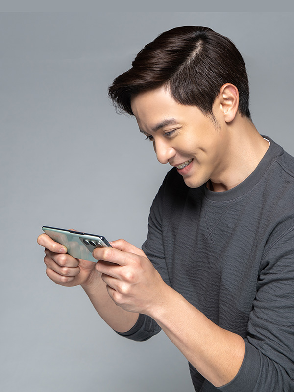 Actor Alden Richards with the vivo V27 5G