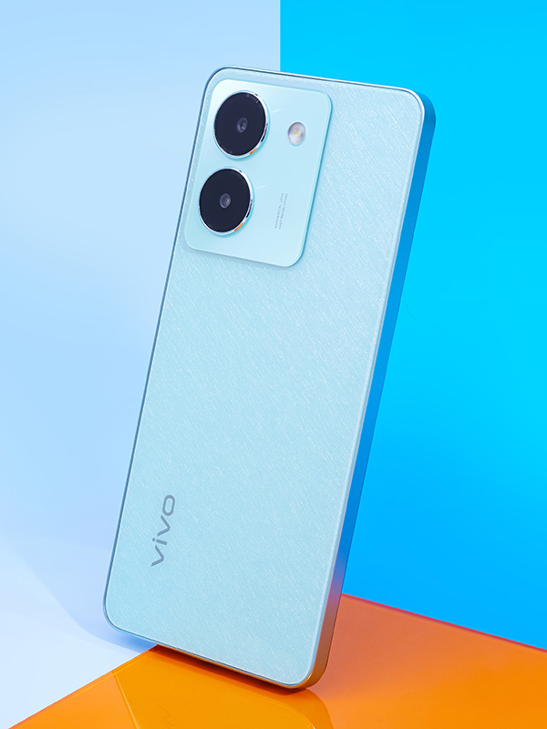 The vivo Y36 in Glitter Aqua color.