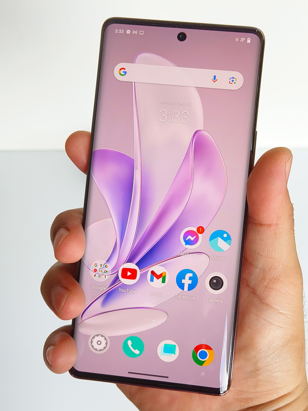 The large, curved-edge display of the vivo V29 5G.