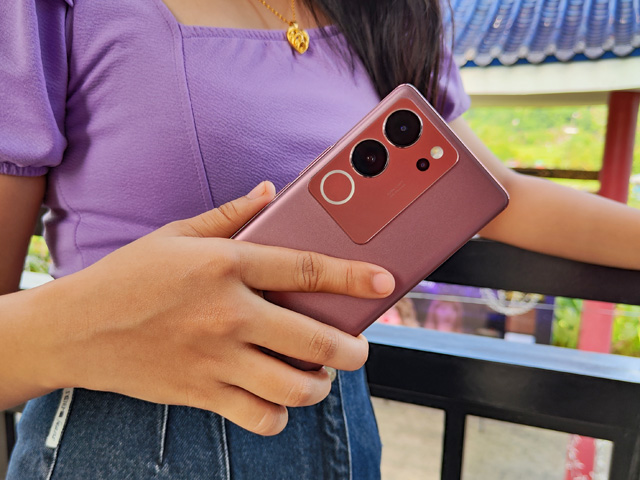 Meet the vivo V29 5G smartphone in Magic Maroon color!