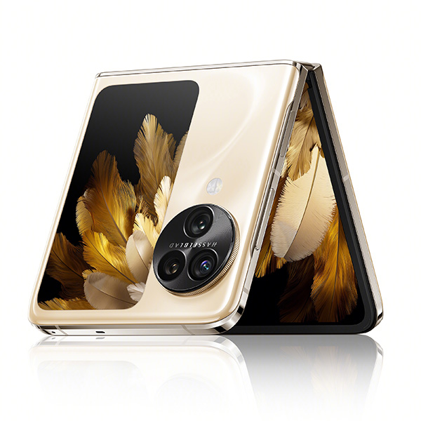 The OPPO Find N3 Flip in Cream Gold color.