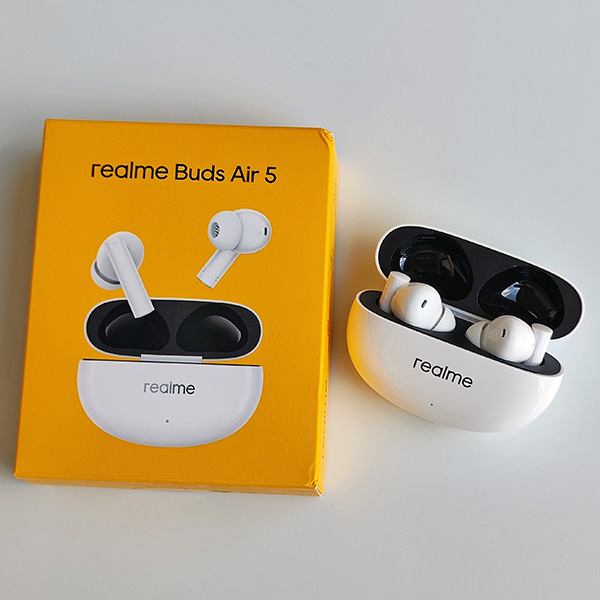 The realme Buds Air 5 and its box.