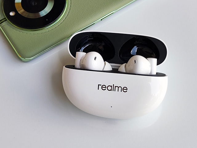 realme Buds Air 5 Review: Light Earbuds, Heavy Bass!