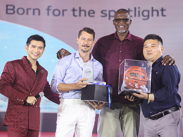 From left to right: Event host, Francesco Suarez (NBA Asia), Dominique Wilkins (NBA Legend and Hall of Famer), and Ted Xiong (vivo Philippines)