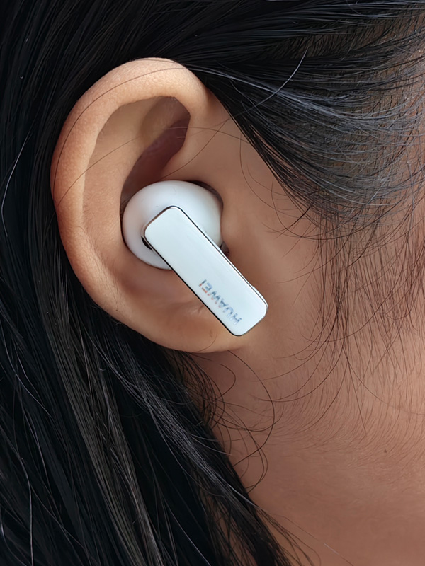 This is how the HUAWEI FreeBuds Pro 3 look like when worn in your ears.