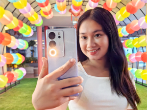 The vivo V29 5G with Aura Light 2.0 built-in smart mini ring light.