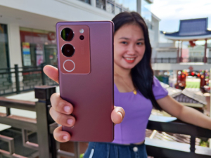 Meet the vivo V29 5G smartphone in Magic Maroon color!