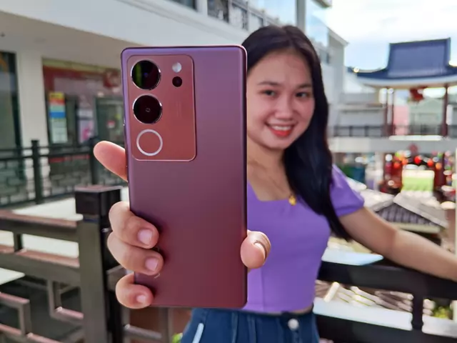 Meet the vivo V29 5G smartphone in Magic Maroon color!