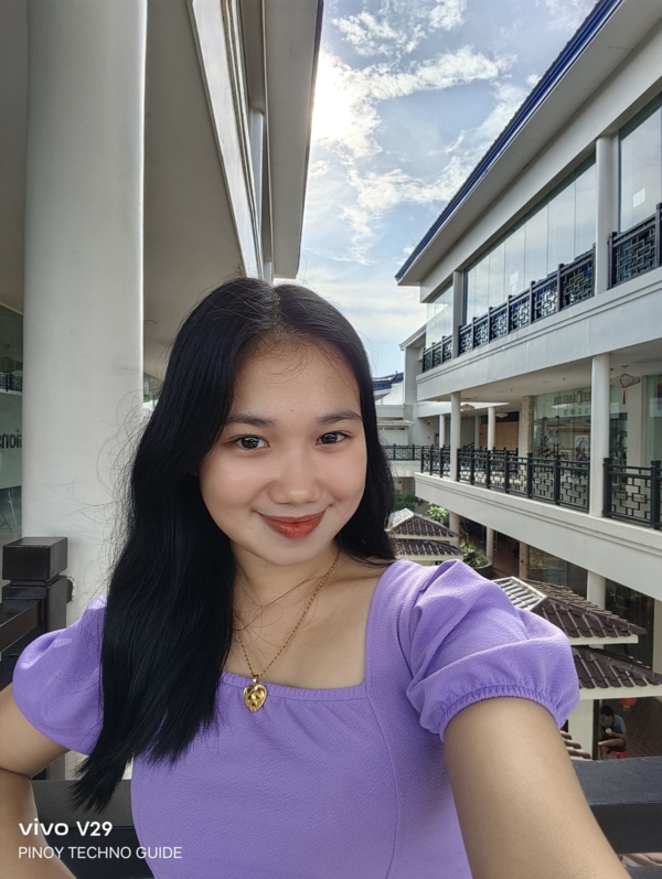 vivo V29 5G sample selfie in 0.8x ultra-wide mode