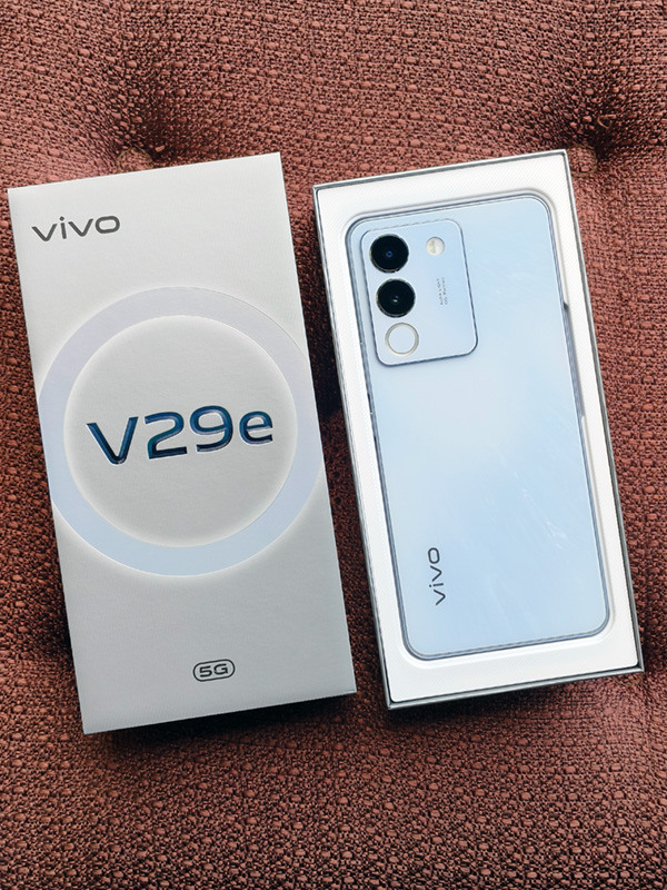 The vivo V29e 5G and its box.