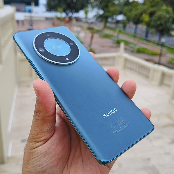 Side view of the HONOR X9b 5G.