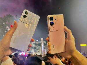 Using the vivo V29 Series to capture New Year's fireworks display.