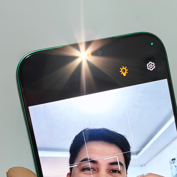 Selfie LED flash of the HONOR X8b