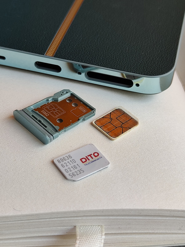 SIM card tray of the realme 12+ 5G.