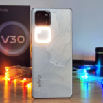 The vivo V30 5G smartphone showing its Aura Light feature.