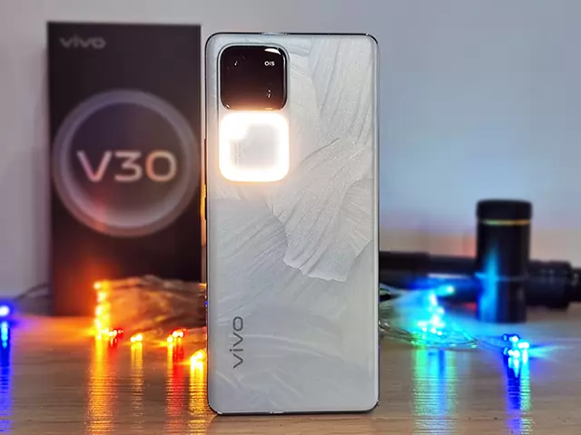 The vivo V30 5G smartphone showing its Aura Light feature.