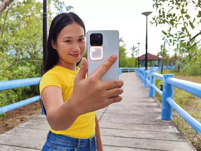 Meet the vivo V30 Pro 5G with Aura Light 3.0!