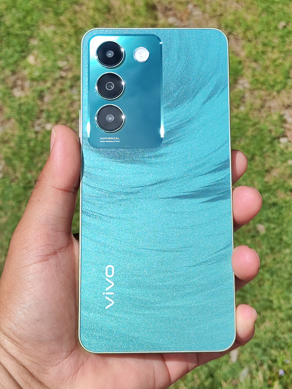 The vivo Y100 changes color when hit by bright sunlight.