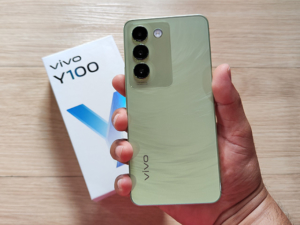 Hands-on with the vivo Y100 smartphone.