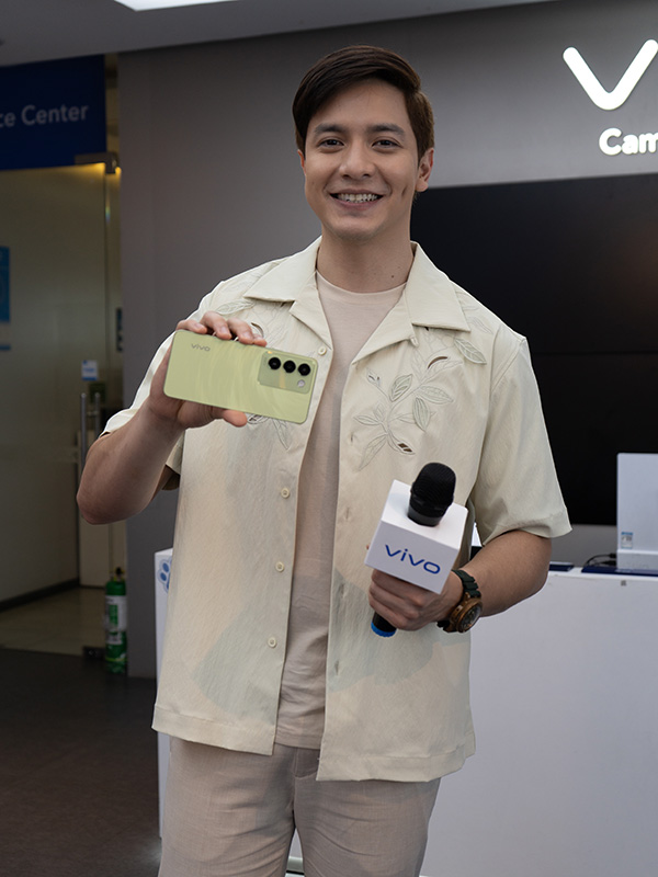 Alden Richards with the vivo Y100.