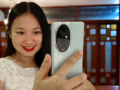 Capturing portraits using the HONOR 200 Pro smartphone.