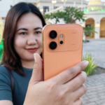 Taking a selfie with the HONOR 600.