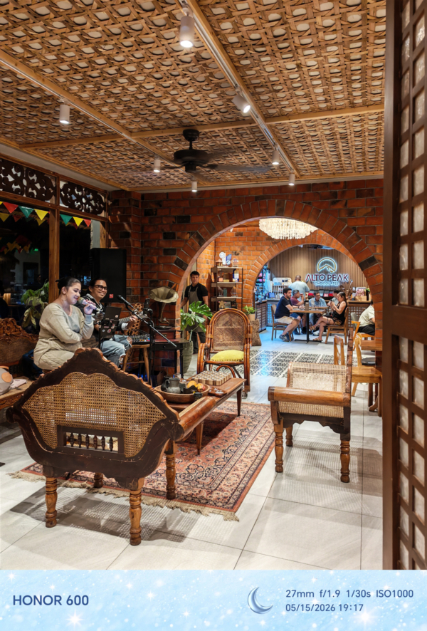HONOR-600-sample-picture-cafe-indoor
