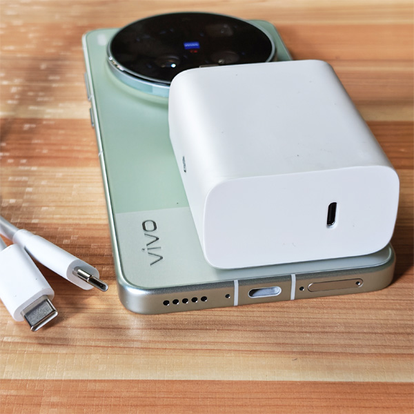 vivo X300 Ultra charger