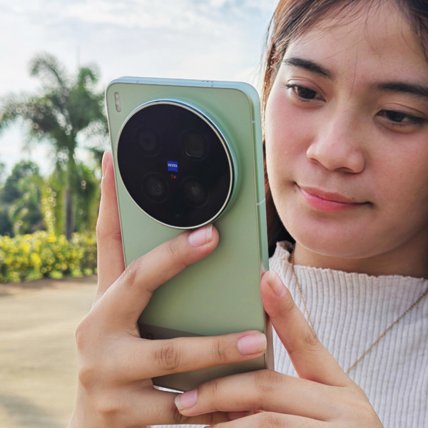 vivo X300 Ultra design in hand