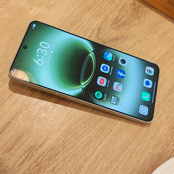 vivo X300 Ultra display indoor