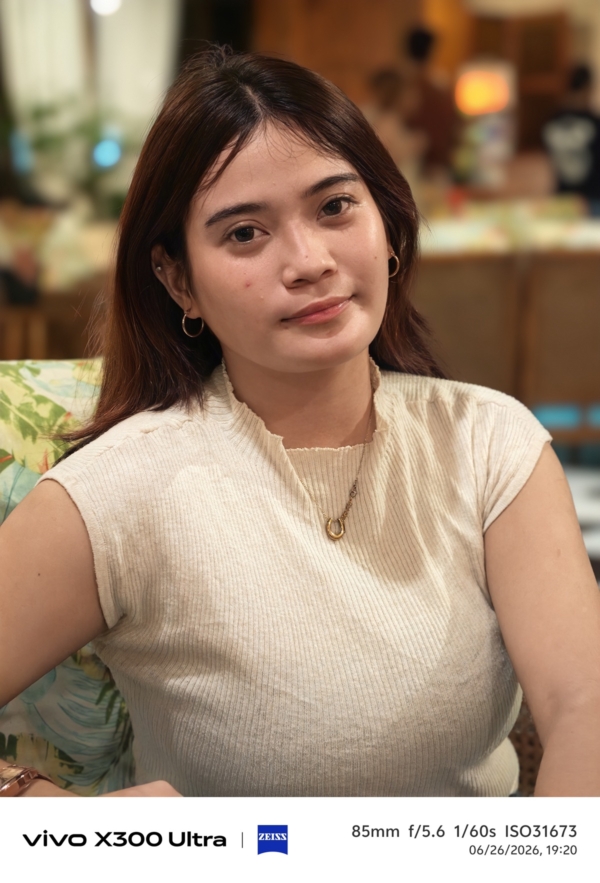 vivo-X300-Ultra-sample-picture-portrait-indoor-85mm